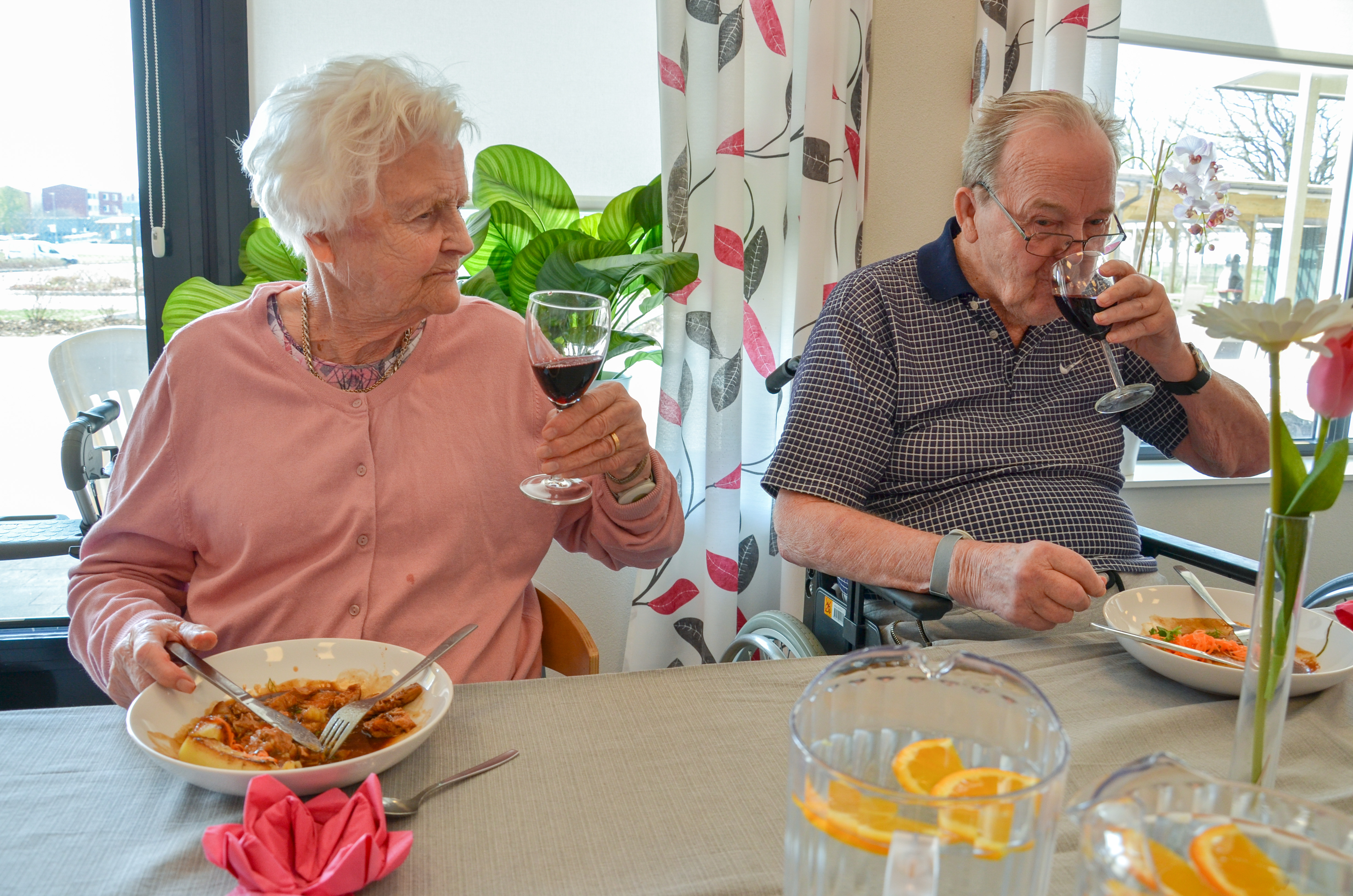 Varje fredag får några boende på Johannesbergsgatan 2 bli lite bortskämda med finare lunch på dukade bord och alkoholfritt vin.